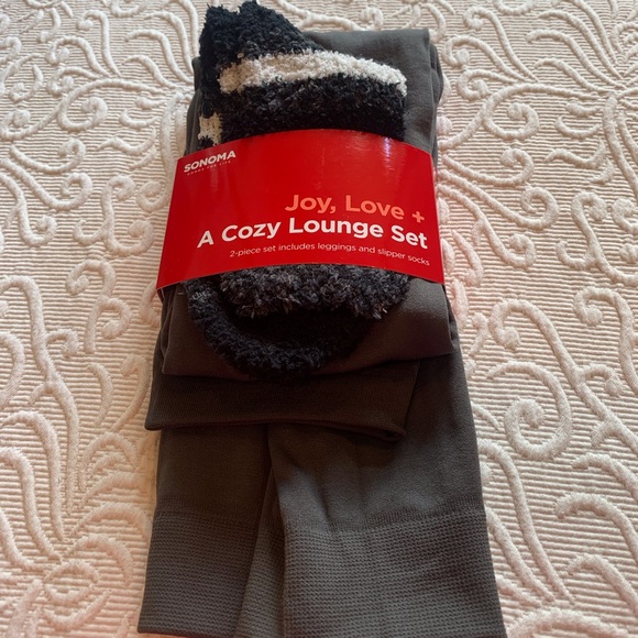 Leggings with Fuzzy Sock Set - Picture 1 of 2